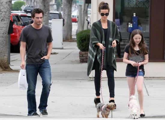 Kate Beckinsale geht mit dem Hund spazieren!!!