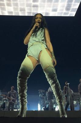 Rihanna - se apresenta no palco durante sua Anti World Tour no Rogers