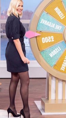 Holly Willoughby, salope de la télévision britannique, porte une jupe courte et des collants.