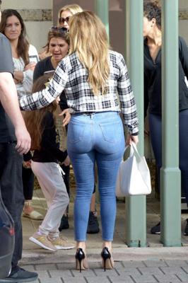 Jennifer Lopez bunda incrível em jeans apertados