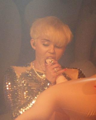 Miley Cyrus Blow job in concert