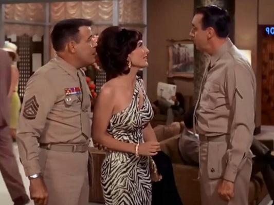 Seios de Allison Hayes - aparecendo em Gomer Pyle