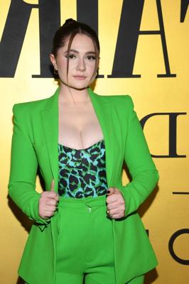 Emma Kenney decote enorme na festa Vanity Fair X Bacardi em Holly