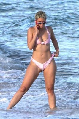 Julieanna Goddard porte un bikini deux pièces rose à Miami Beach,