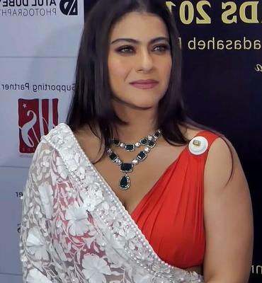 Kajol - Curvy Indian Celeb in Saree at Dadasaheb Phalke Awards