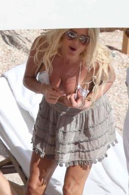 Victoria Silvstedt nipslip @ plage