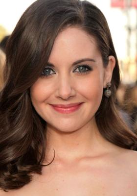 Alison brie se quita su diminuto vestido negro