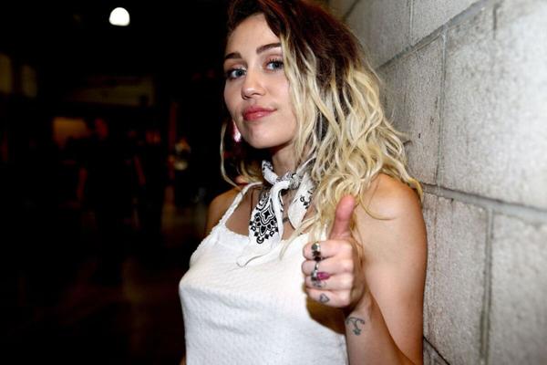 Miley Cyrus cute tits poke through her shirt