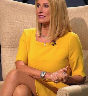 Die schöne Dagmar Wöhrl in halterlosen Nylons