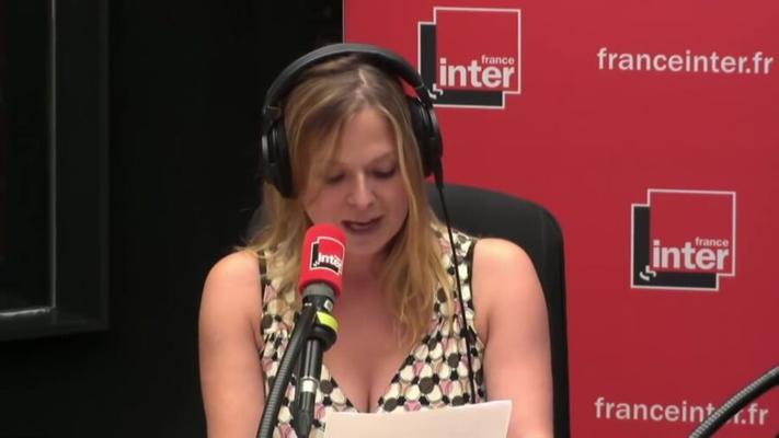 Constance Pittard em topless em programa de rádio