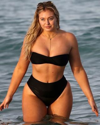 Iskra Lawrence - Modelo britânica mostra suas curvas na praia