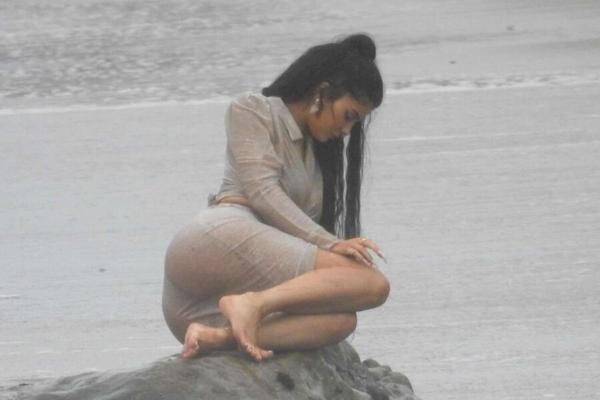 KYLIE JENNER BIG BOOTY LORS D'UNE SÉANCE PHOTO