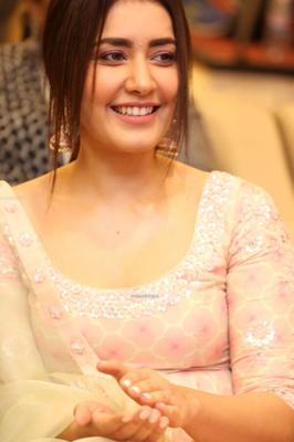 Raashi Khanna - linda diva indiana de Bollywood em um evento