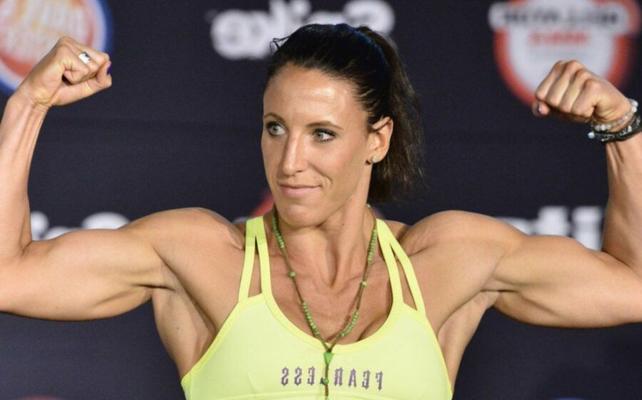 BELLATOR MMA-Meisterin im Federgewicht JULIA „The Jewel“ BUDD