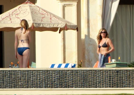 Emily Blunt Ass - Maillots de bain et captures