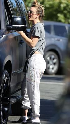 Kaley Cuoco chat in a parking lot in Malibu //