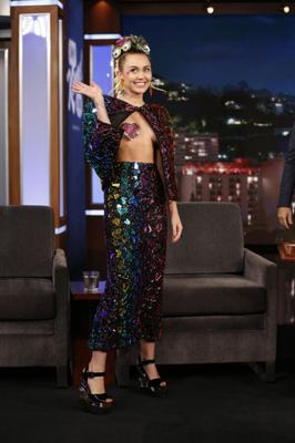 Miley Cyrus sexy em Jimmy Kimmel