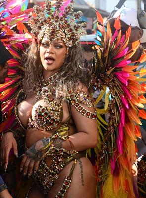 Rihanna éblouit dans son costume de carnaval Bejeweled et Curve Baring