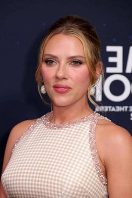 Scarlett Johansson elegant momma