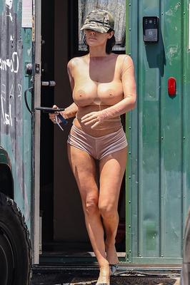 Bianca Censori em top completamente transparente em Los Angeles