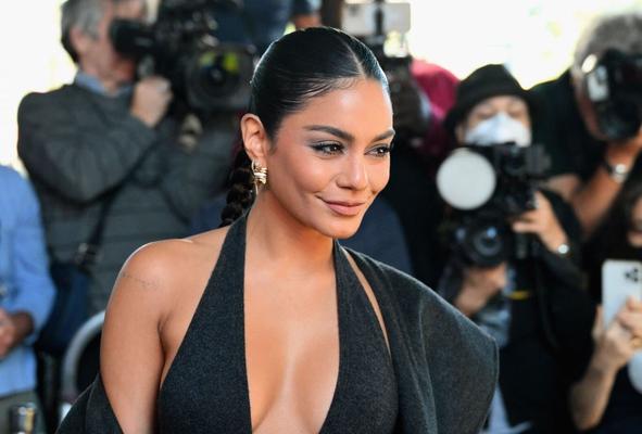 Decote quente de Vanessa Hudgens na coleção primavera de Michael Kors