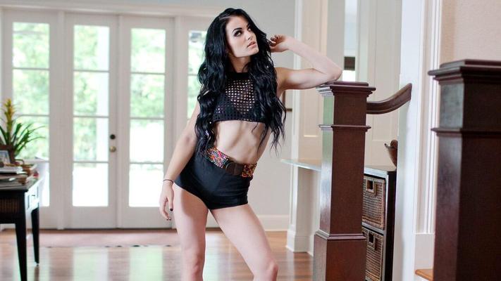 Paige en sus pequeños pantalones cortos negros