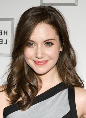 Alison Brie vestido gris precioso