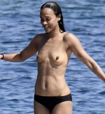 Zoe Saldana con sus tetitas en el océano