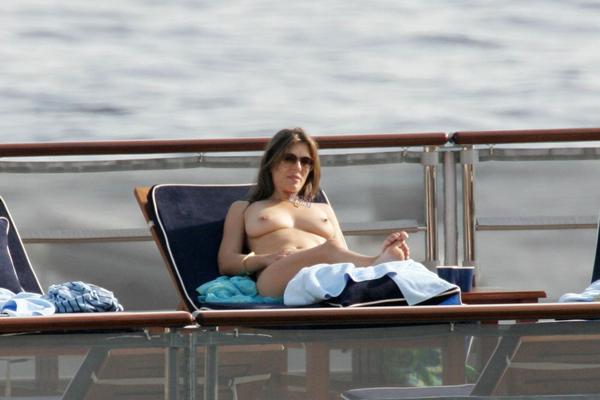 Elizabeth Hurley expose ses seins au soleil