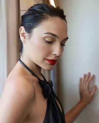 Gal Gadot tan jodidamente caliente incluso después de 4 mocosos