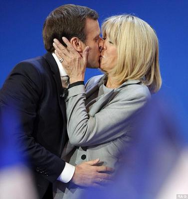 Brigitte Macron se beijando