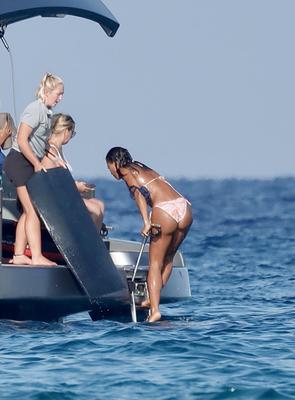 Emma Weymouth im Bikini auf einer Luxusyacht in Saint Tropez