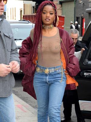 Keke Palmer se concentre sur les pieds