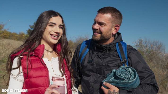 Candie Luciani beim geilen Wandern