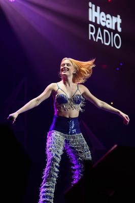 Zara Larsson actúa en vivo en Y Jingle Ball