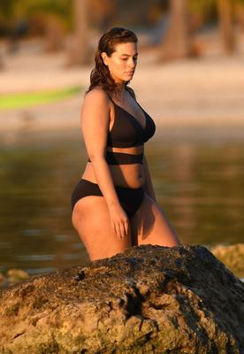 Ashley Graham em um biquíni preto na praia em Islamorada,