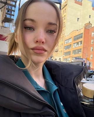 Dove Cameron varios