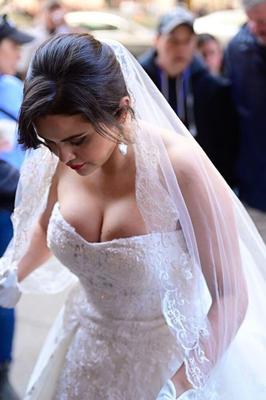 Selena Gomez atordoa em um vestido de noiva filmando