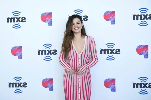 Selena Gomez - Candids de sutiã no Siriusxm