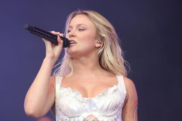 Zara Larsson bei Brighton Pride