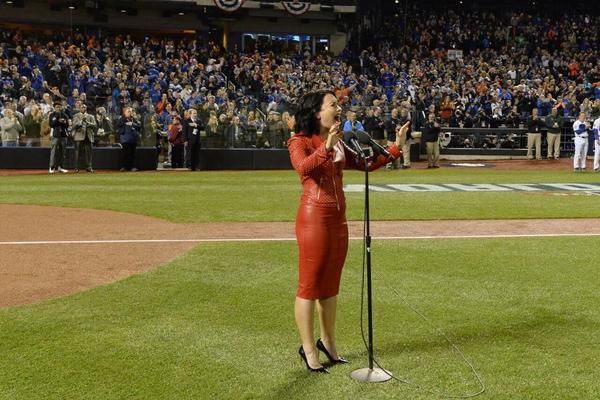 Demi Lovato - MLB World Series Game Four no Citi Field