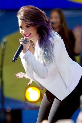 Demi Lovato se apresentando no 'Good Morning America' em