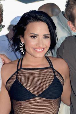 Demi Lovato actúa en Iheart Radio Music Festival Village