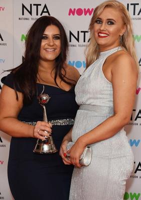 Tv babes Ellie and izzi warner (gogglebox)