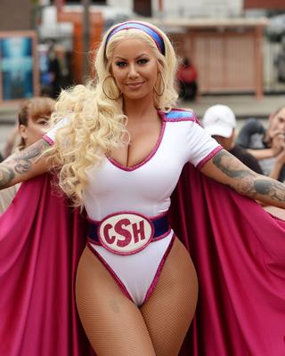 Amber levantou -se em sua rd anual slutwalk